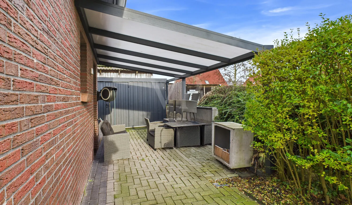 Terrasse mit Überdachung zur Westseite