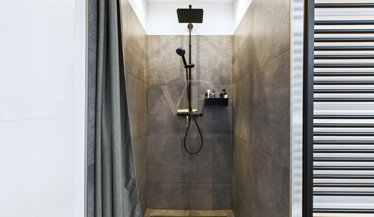 Moderne barrierefreie Walk-In Regendusche