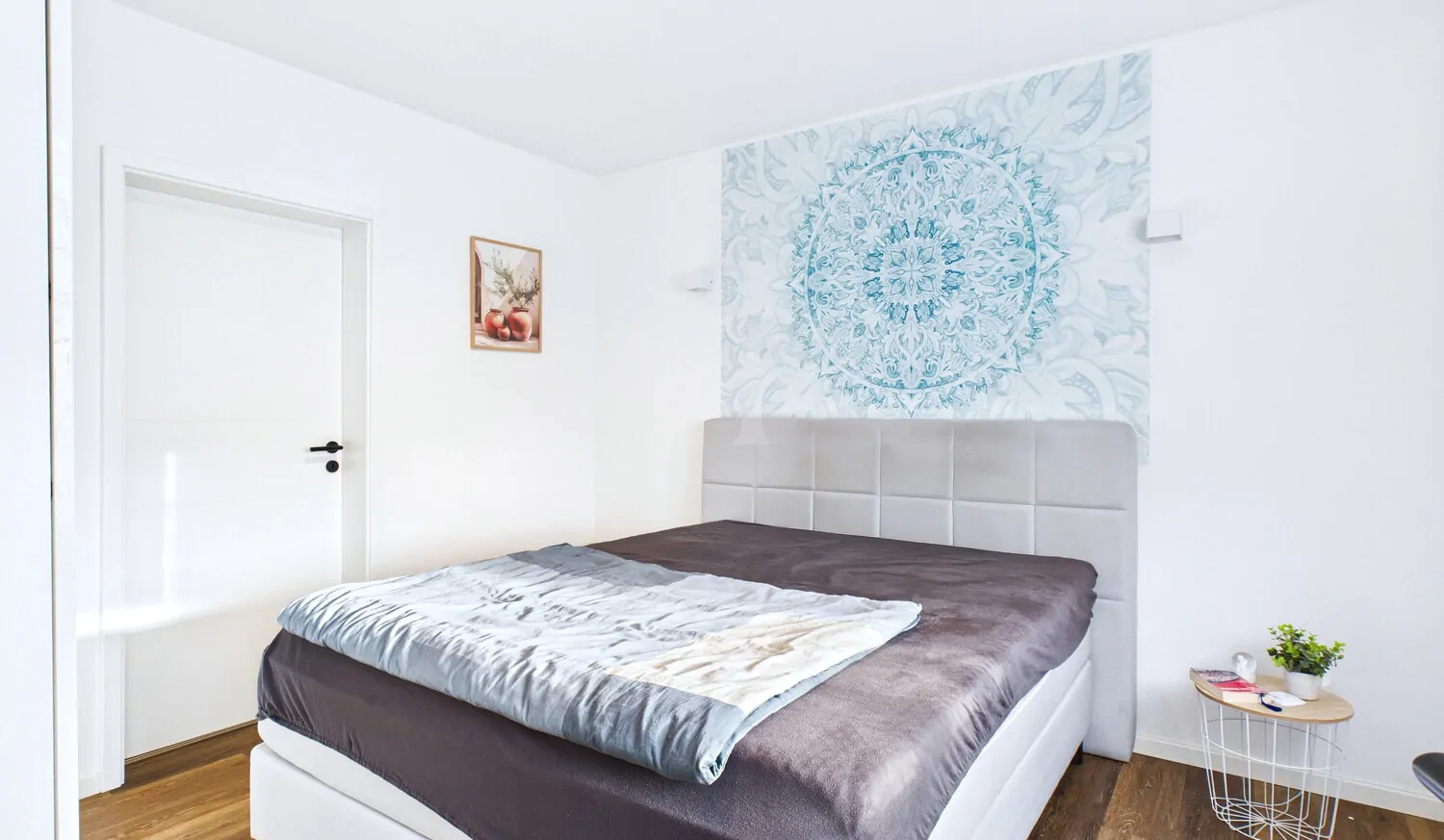 Schlafzimmer im Erdgeschoss mit Bad en Suit