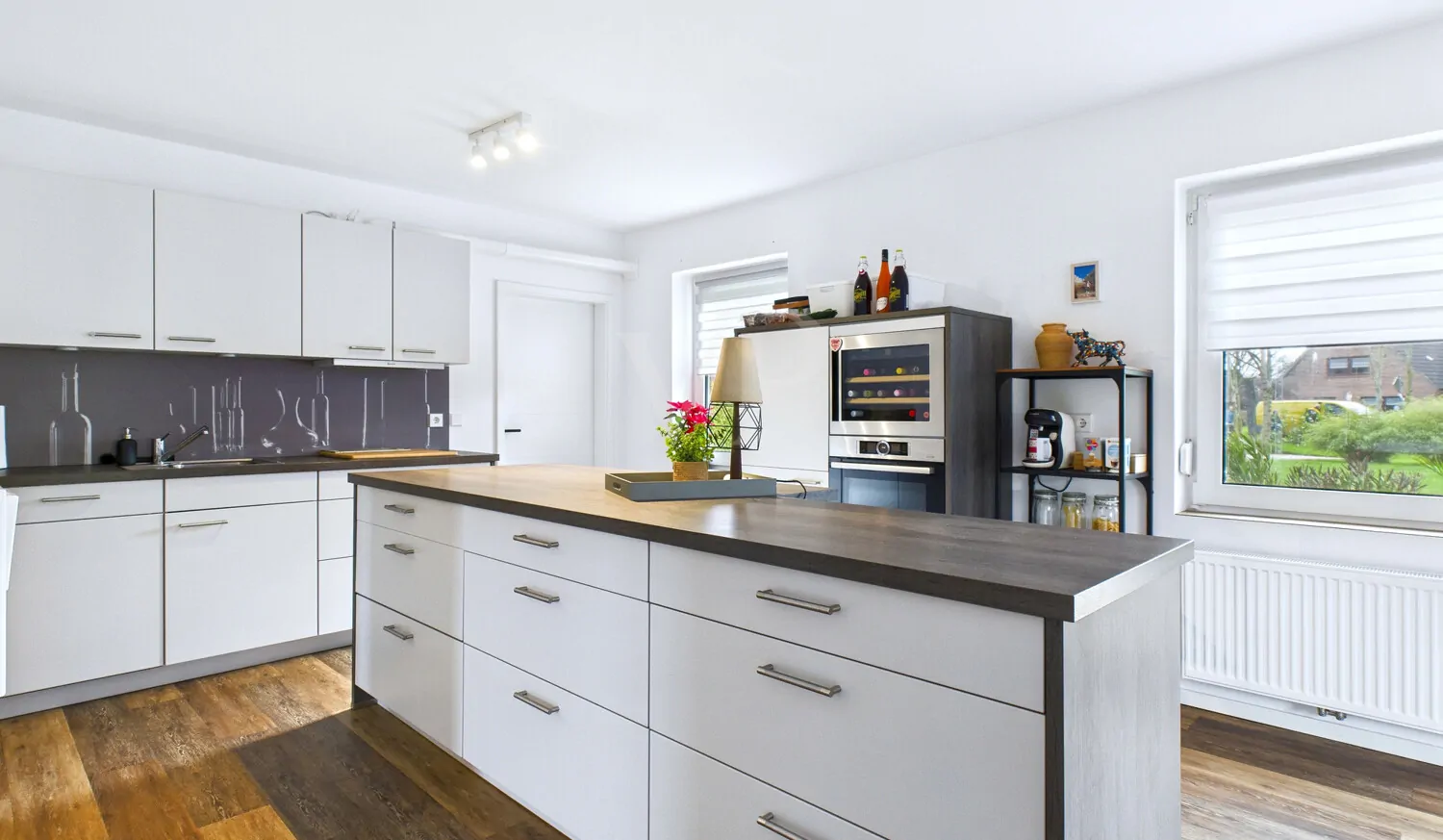 Offener Wohn- und Küchenbereich mit zentraler Kücheninsel