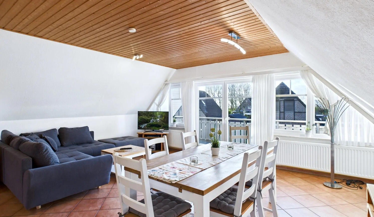 heller Wohn-Essbereich im Obergeschoss