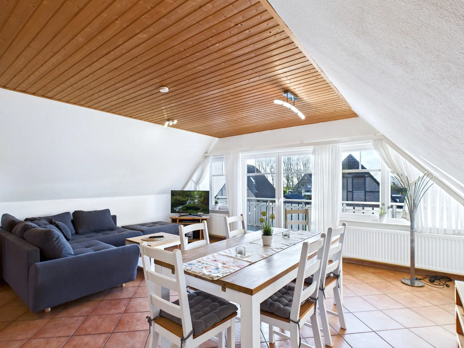 heller Wohn-Essbereich im Obergeschoss