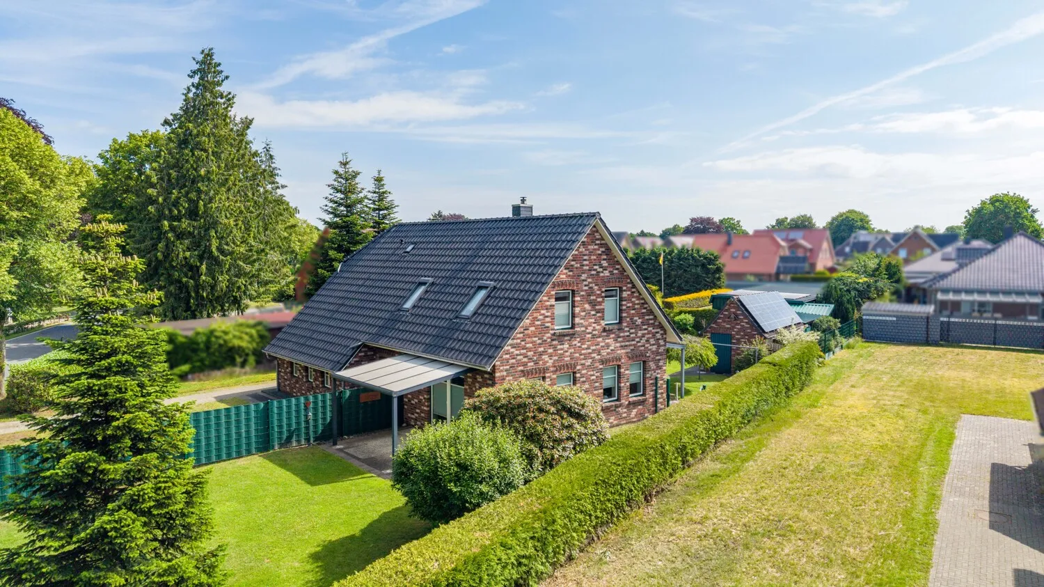 Modernes Wohnhaus mit separater Einheit - Wohnen, Arbeiten und Leben unter einem
Dach