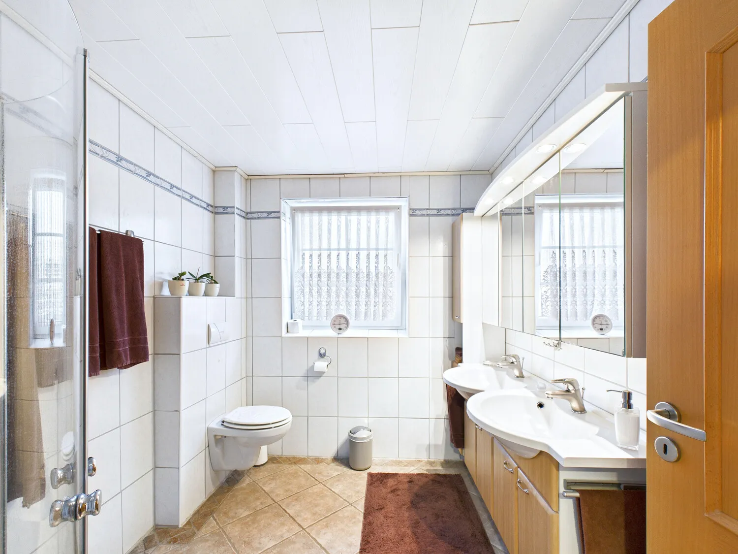 Duschbad mit Doppelwaschbecken