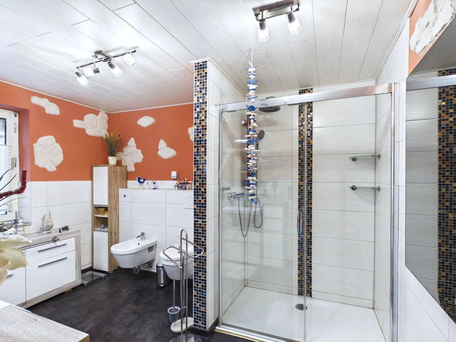 Badezimmer mit ebenerdiger Dusche