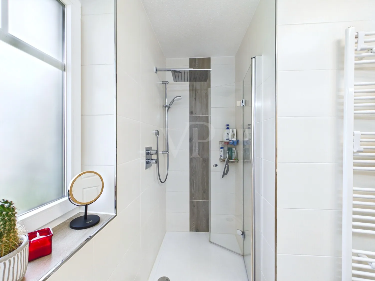Moderne Regendusche mit Handbrause