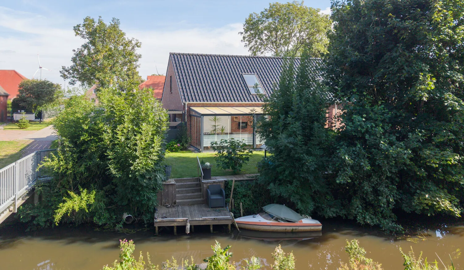 Lieblingsplatz am Kanal – gepflegtes Reihenhaus mit eigenem Bootssteg und vielen gemütlichen Ecken