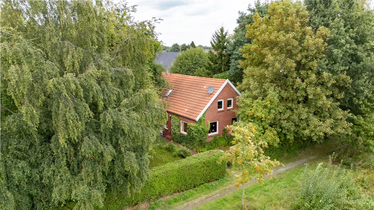 Charakterstarkes Fehnhaus in naturbelassenem Grün