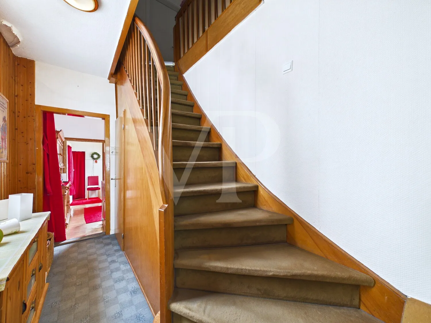 Flur EG / Treppe ins DG