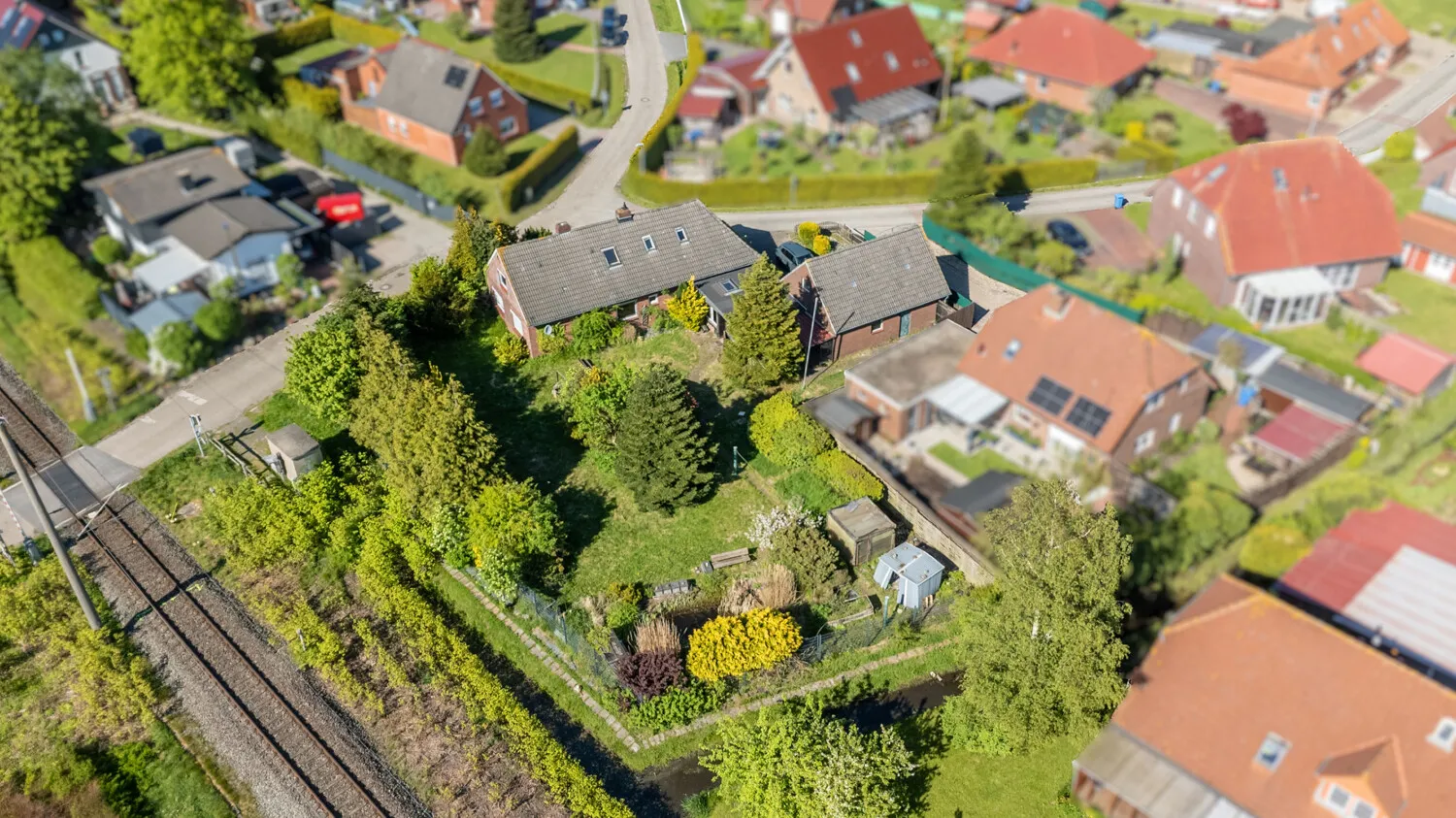 Ihr Projekt mit Potenzial: Familienhaus, Garage & Werkstatt bieten viel Raum zur Entfaltung