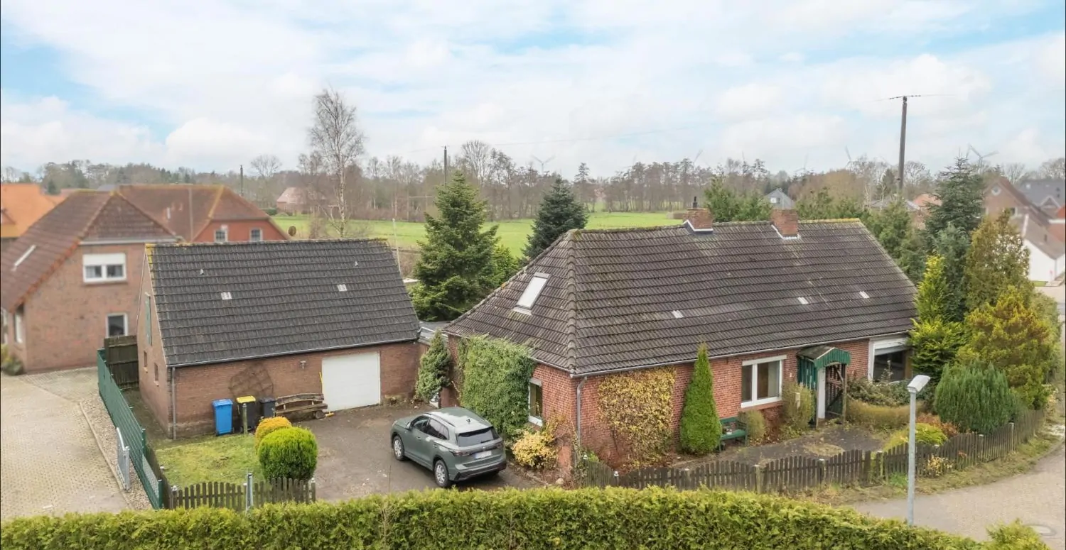 Platz für Ideen: Sanierungsbedürftiges Einfamilienhaus mit großem Grundstück in Osteel