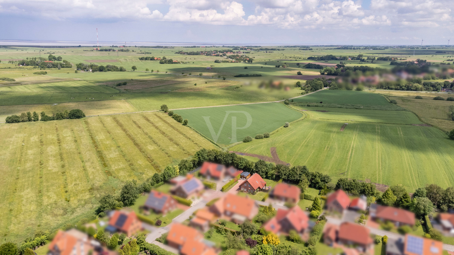 Weitsicht hinterm Haus und das Zentrum um die Ecke - Einfamilienhaus in Esens