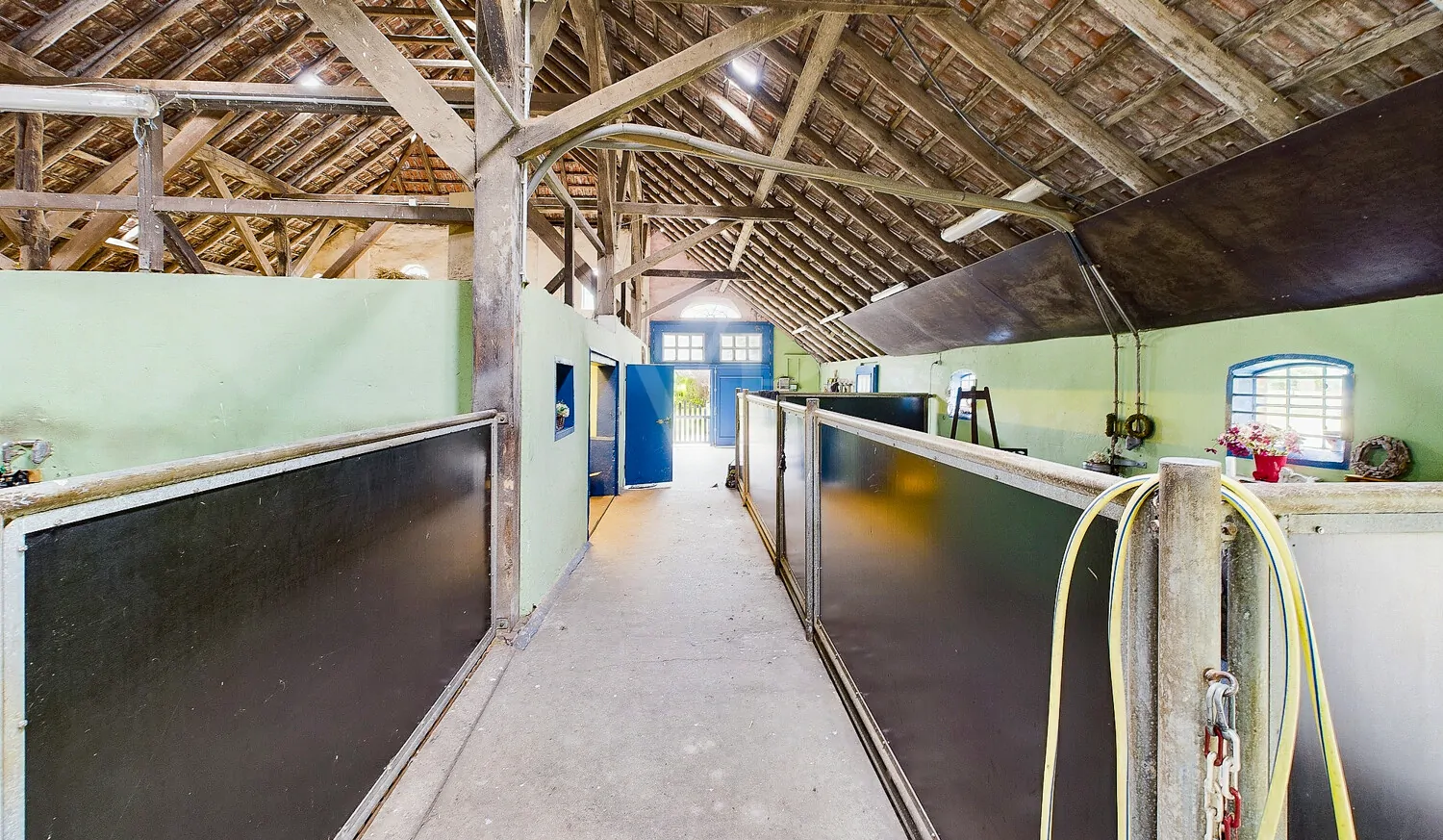 2 weitere Pferdeboxen ca. 20qm