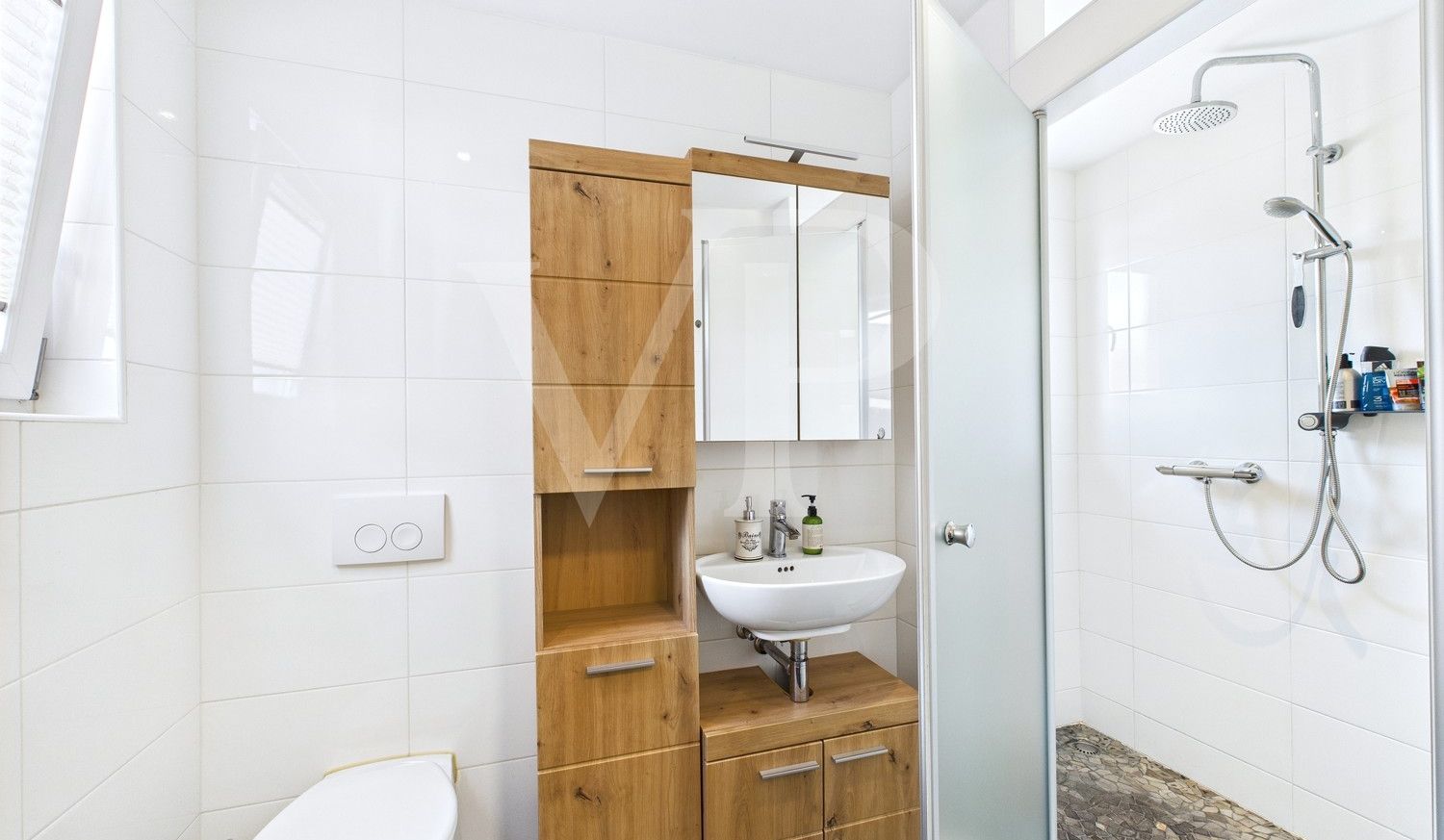 Gäste-WC mit Dusche