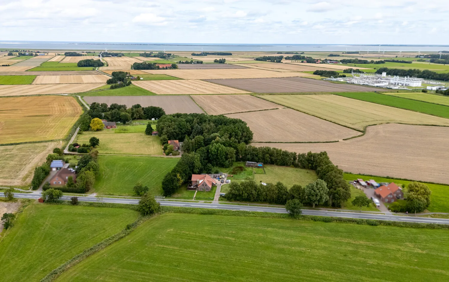 Spacious detached house with versatile usage potential on an impressive plot of land