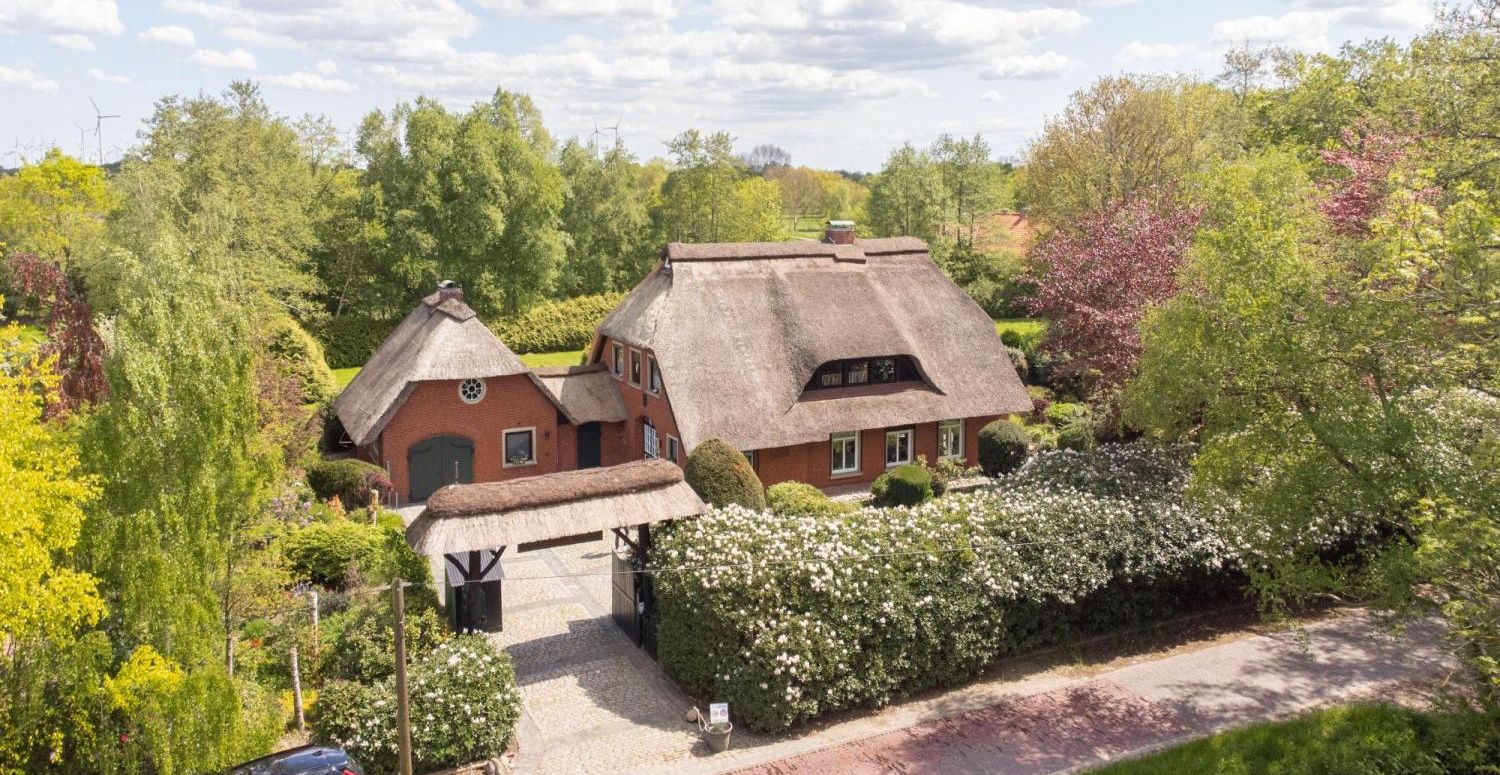 Wohnen im Ostfriesenstil: Reetgedecktes Idyll in Bestlage für Familien und Naturliebhaber
