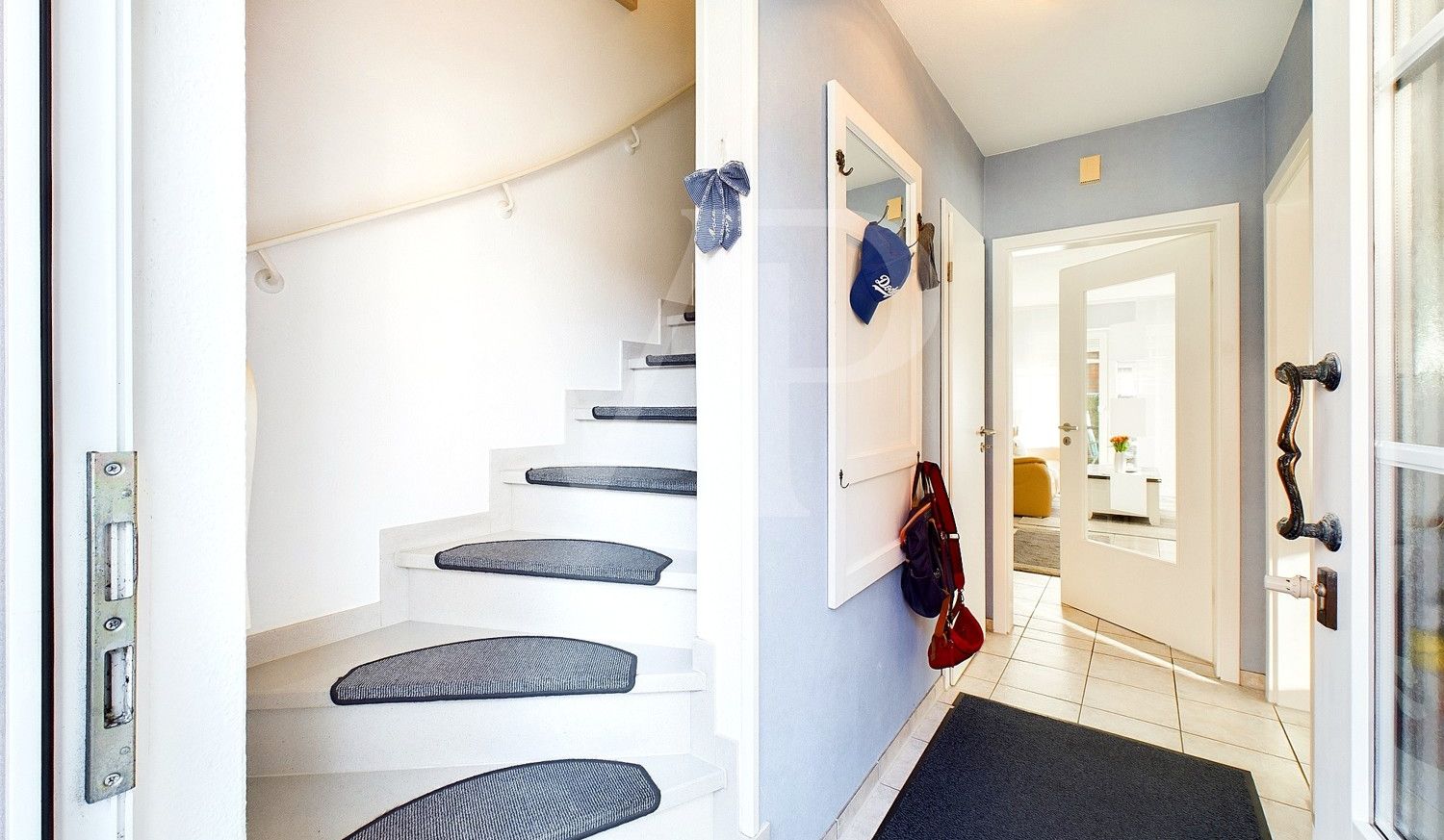 Eingangsbereich mit Treppe ins OG