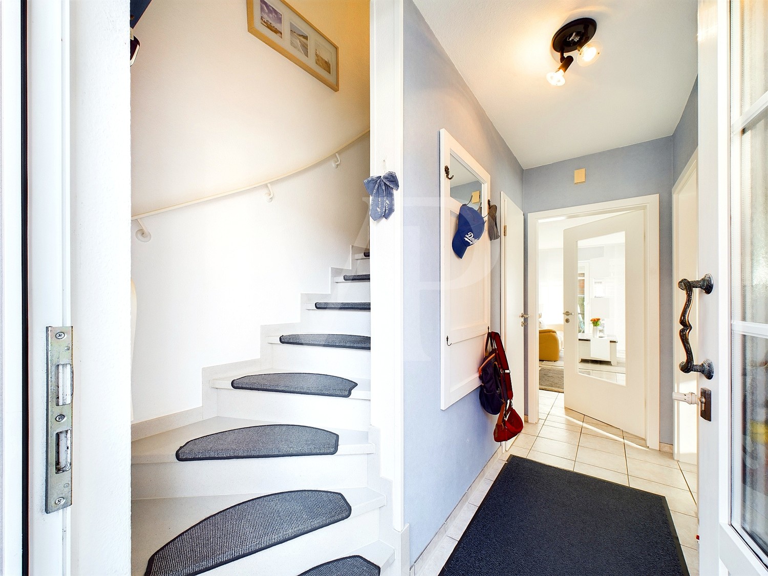 Eingangsbereich mit Treppe ins OG