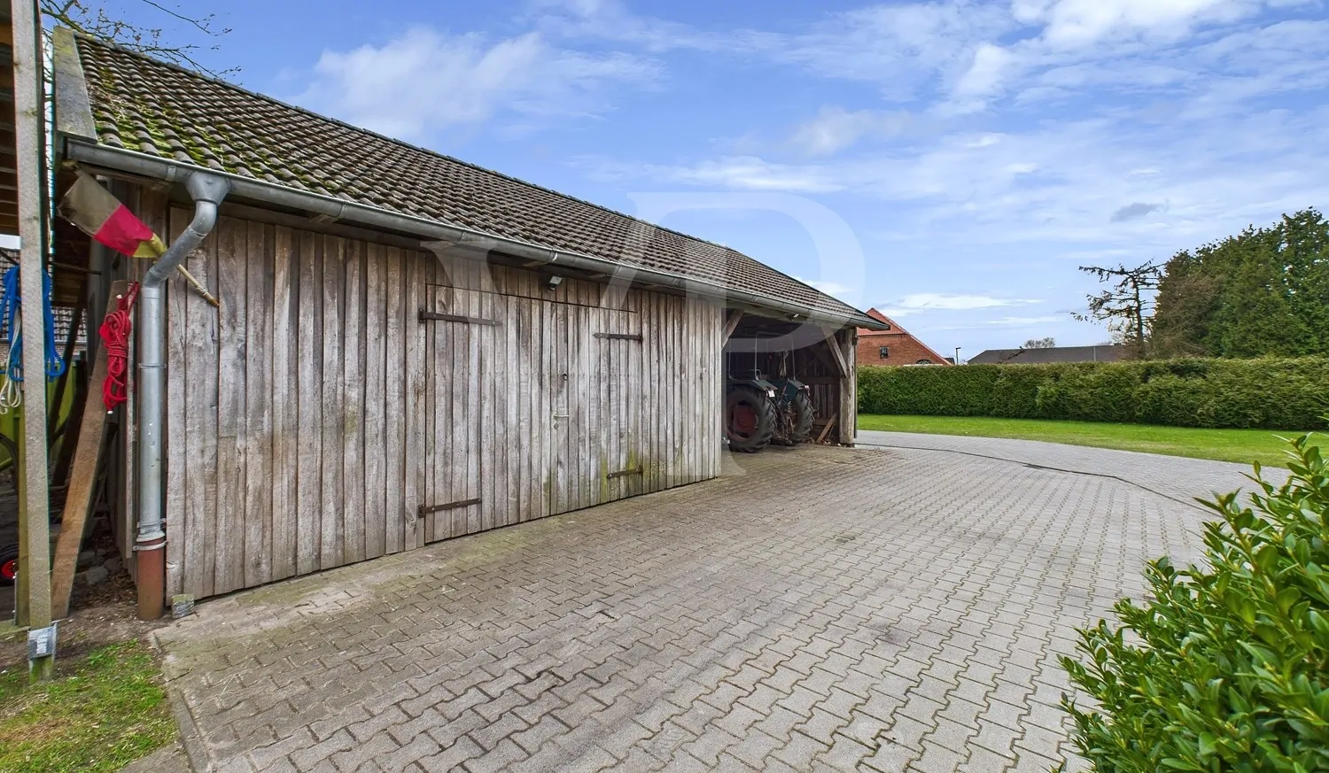 Schuppen mit Unterstand