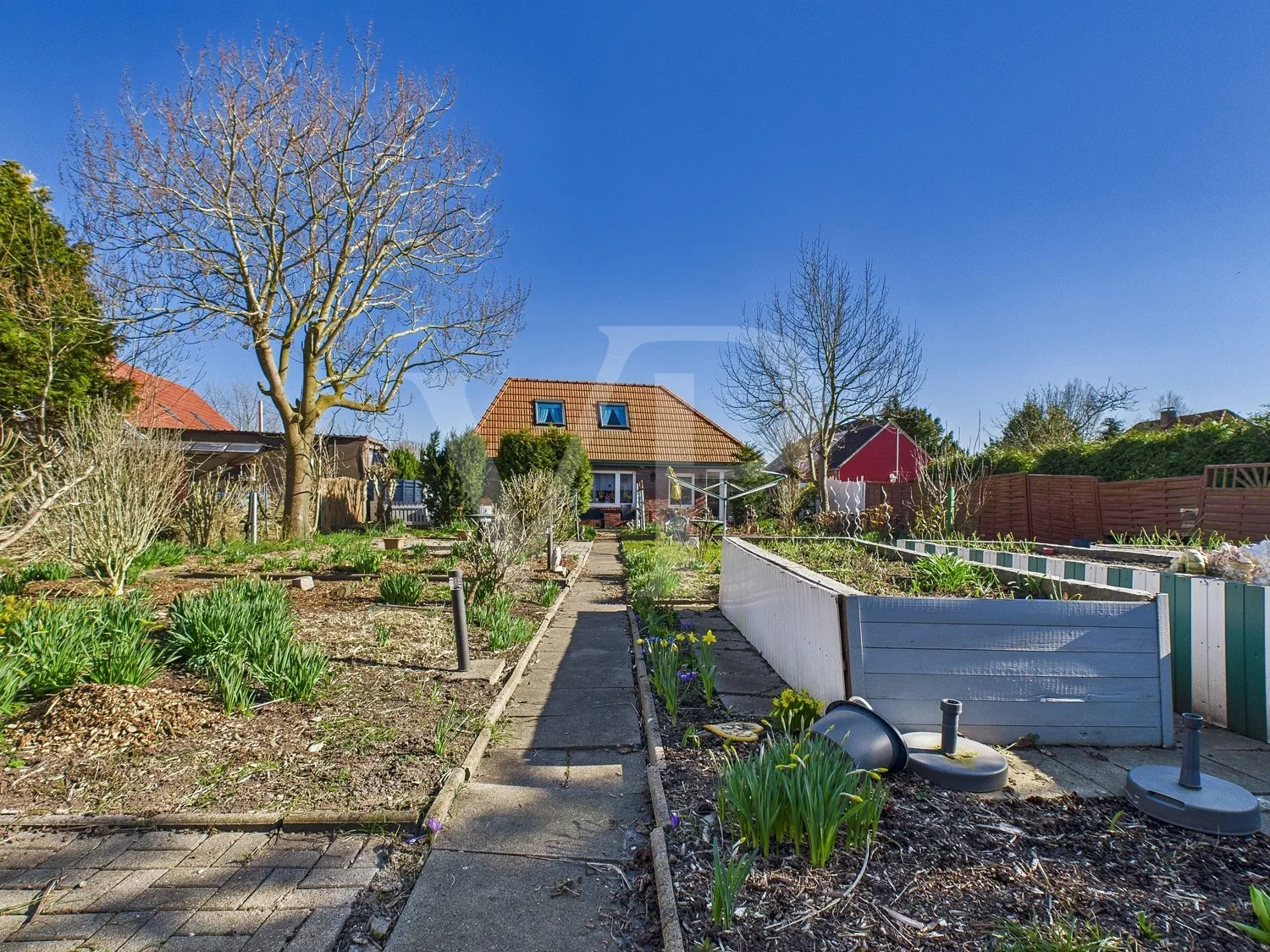 House in a beautiful waterfront location with great potential and a spacious garden in Wittmund/Neufunnixsiel