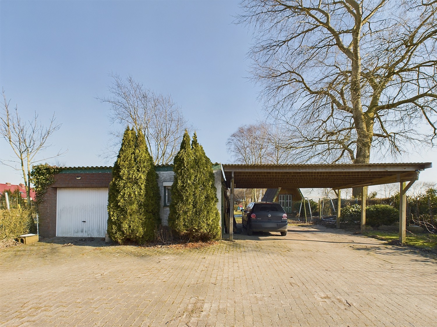 Garage mit Geräteschuppen und Doppelcarport