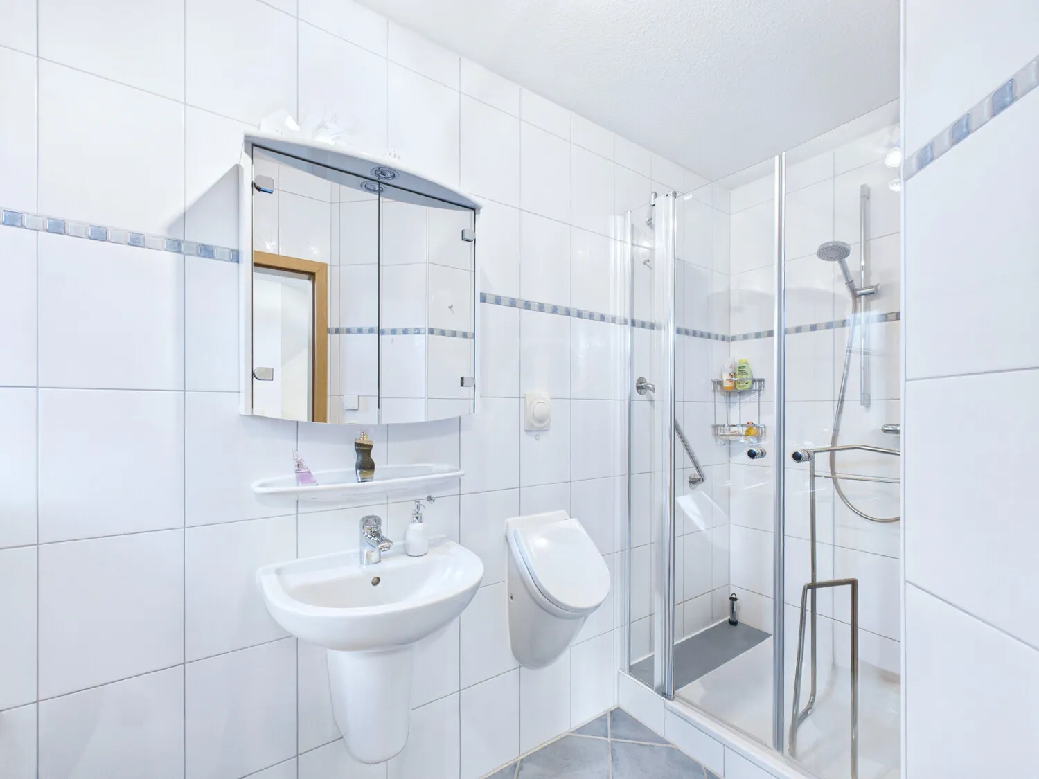 Gäste-WC mit Dusche