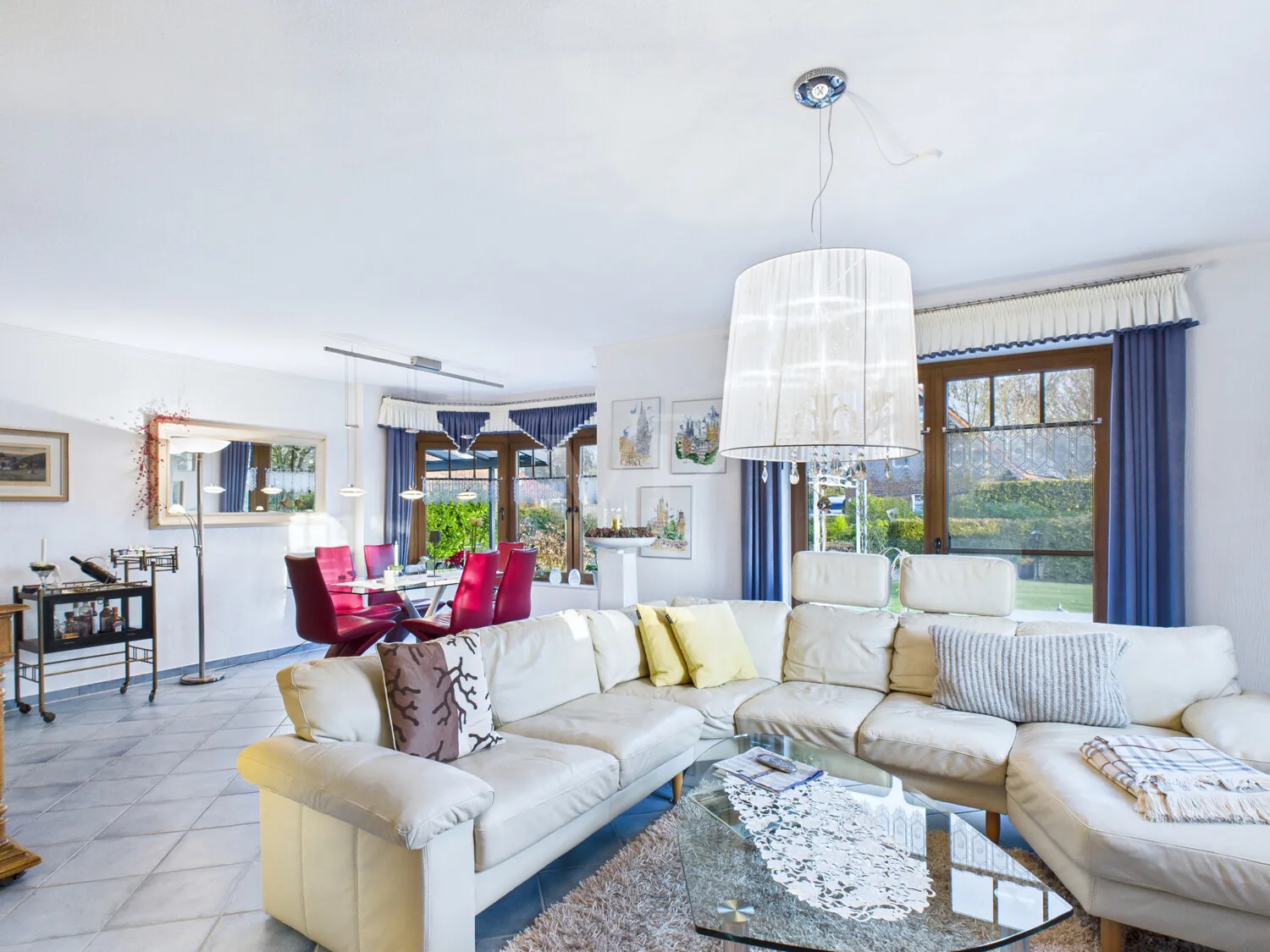 Wohnzimmer mit Blick in den Garten