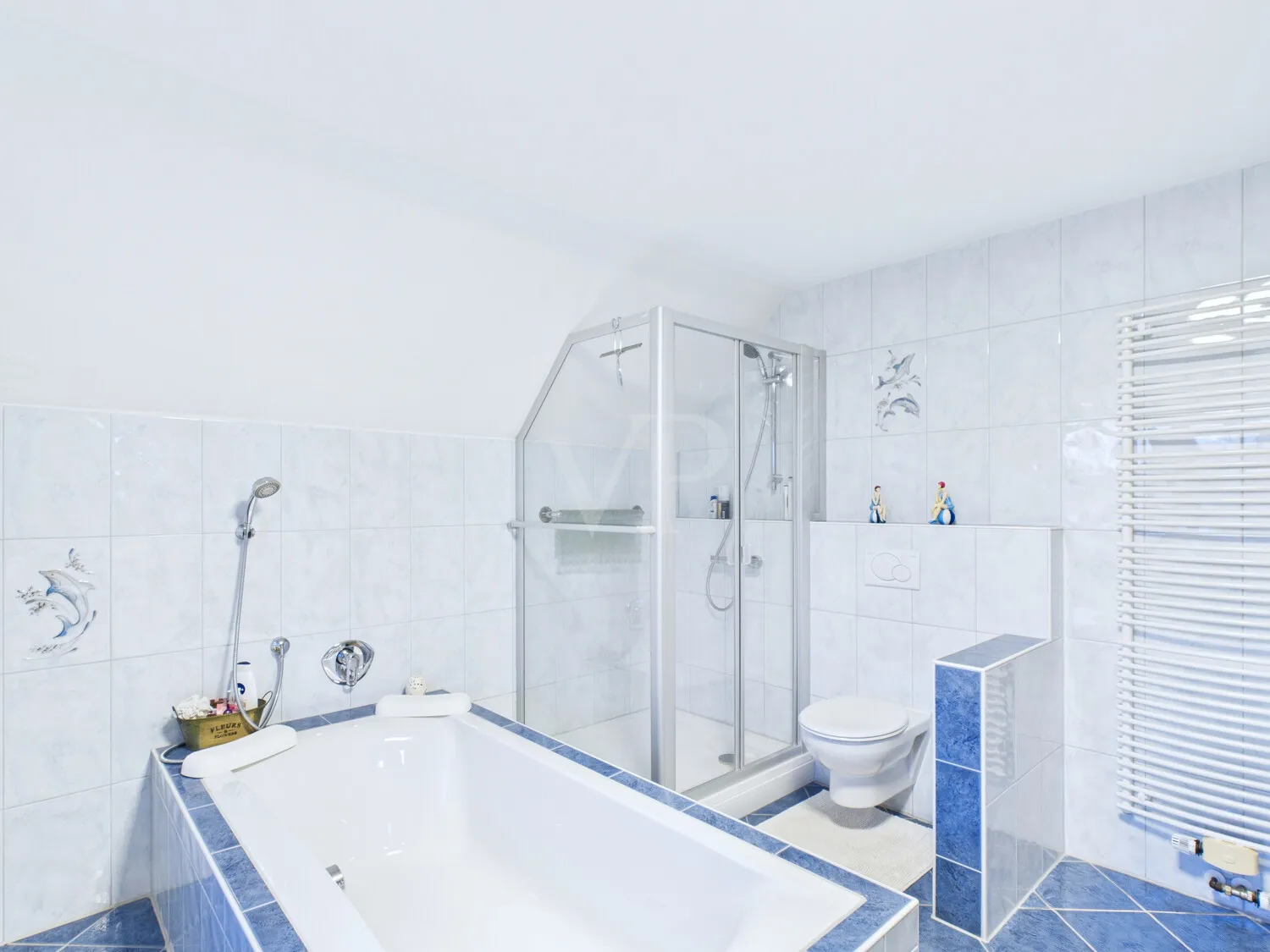 Große, freistehende Badewanne