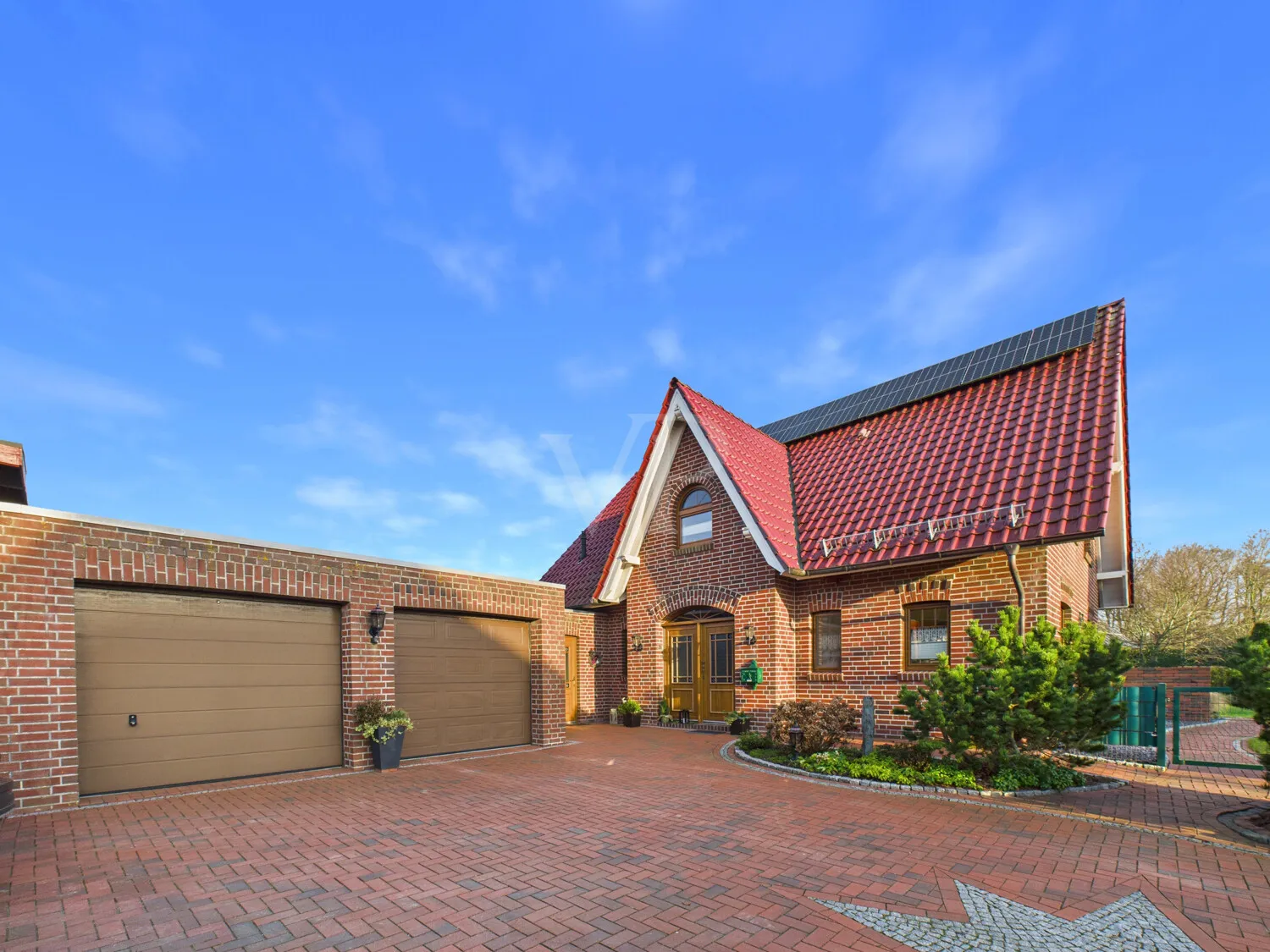 Weitläufige Auffahrt mit Eingangsbereich