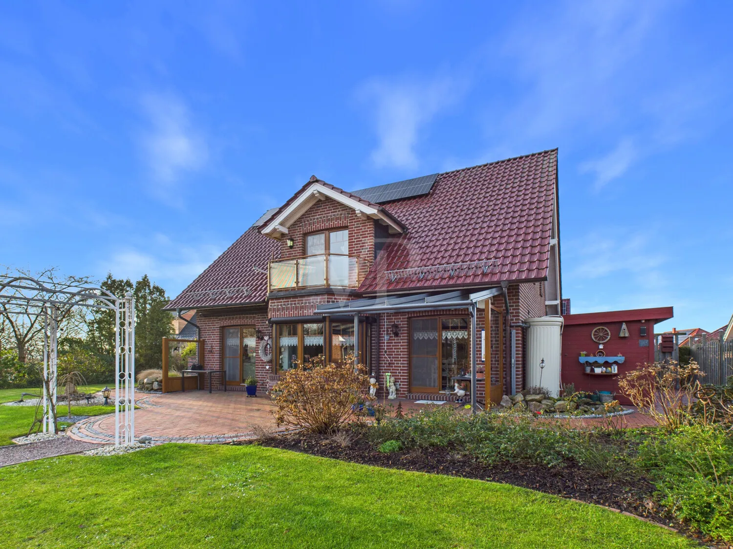 Liebevoll angelegter Garten - Südansicht