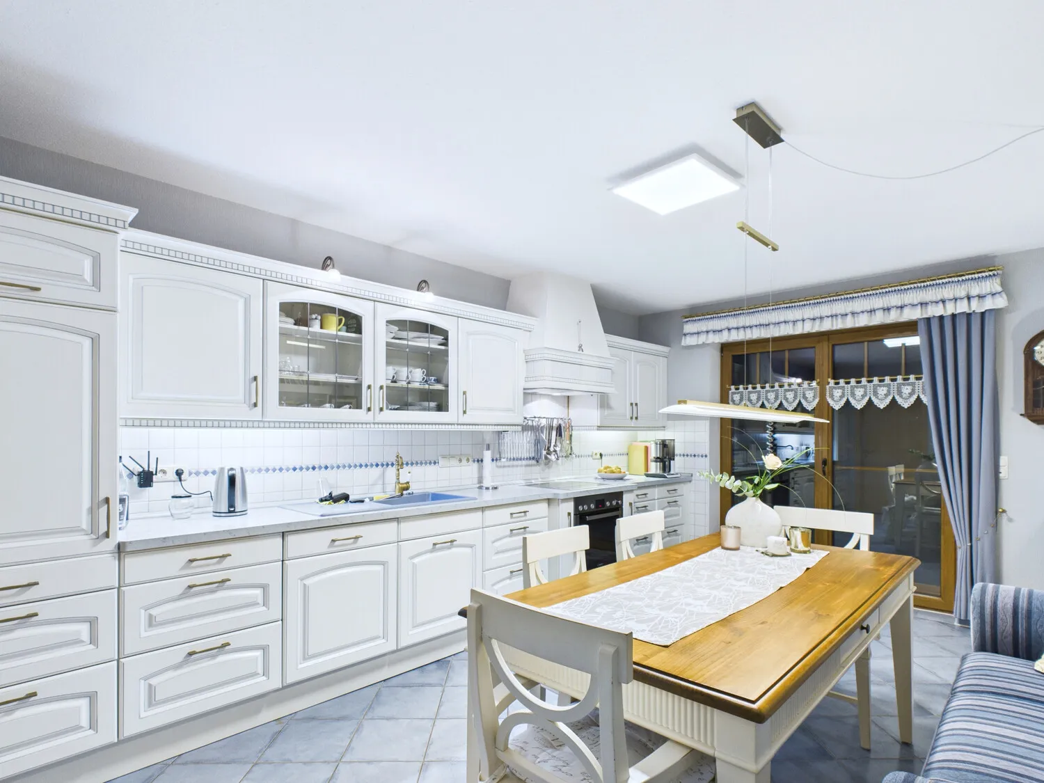 Große Landhausküche mit Sitzgruppe