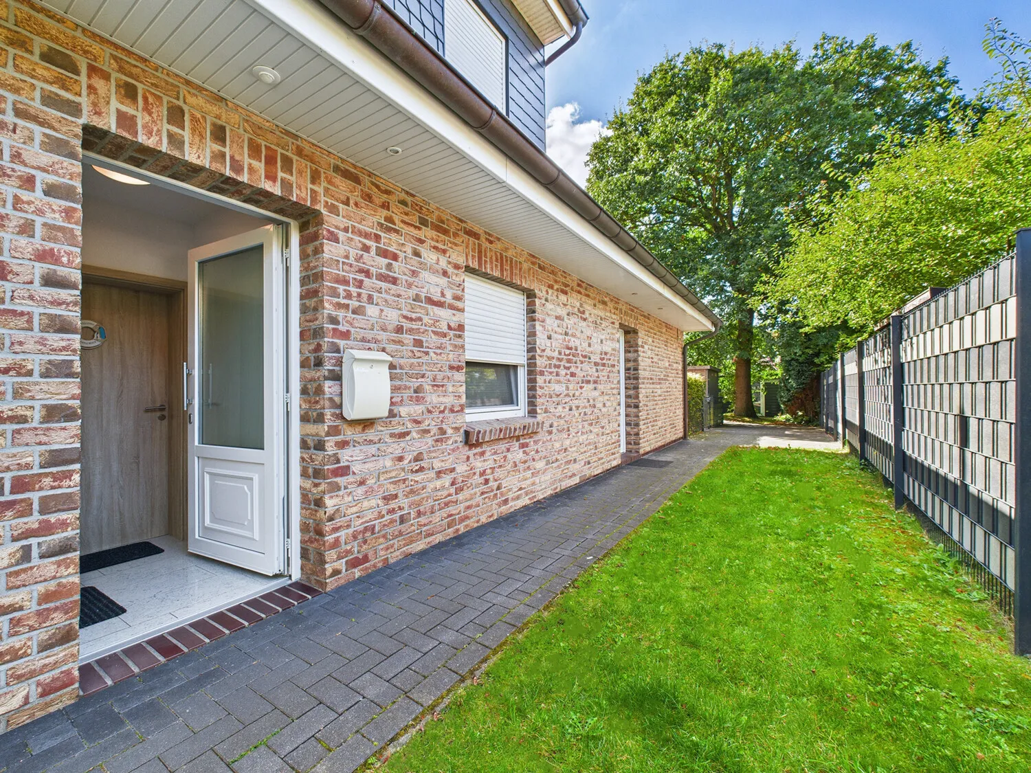 Stylishly furnished upstairs apartment near Norddeich